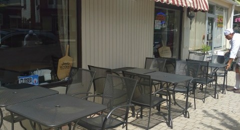 Victorias Pizza Outdoor Seating 201704
